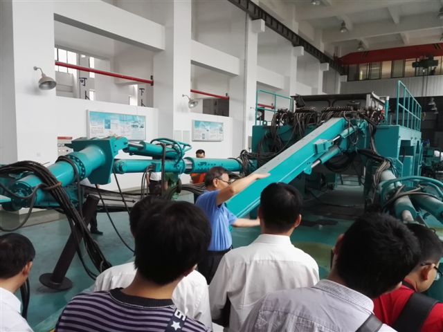 鹤发银丝映日月，，，赤心热血沃新花