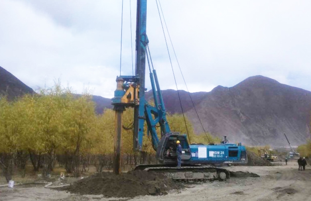 122cc太阳成智能二十台旋挖钻机高原施工放异彩