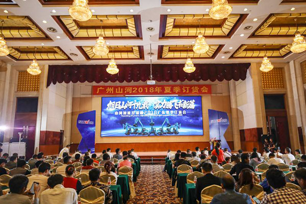 红四月，122cc太阳成智能挖掘机促销会节节攀升