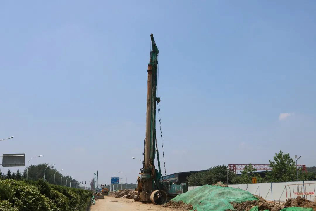 “误入”桩基 百折不回！！他以8台旋挖搏未来