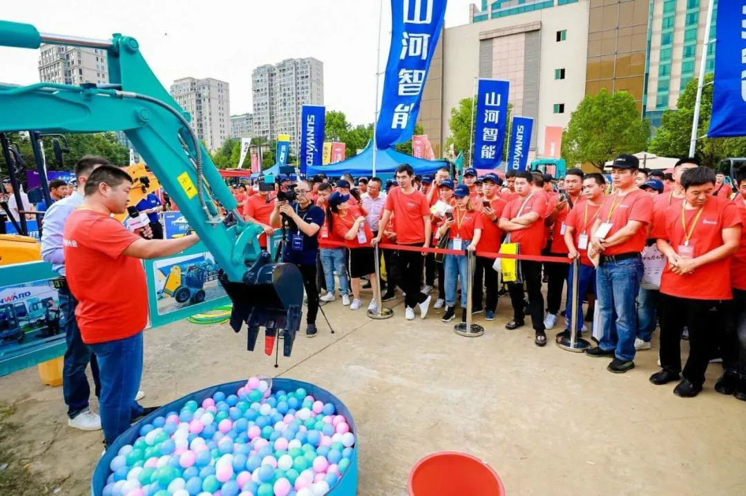 2020全球微挖大会 122cc太阳成智能精品微挖赢得满堂彩