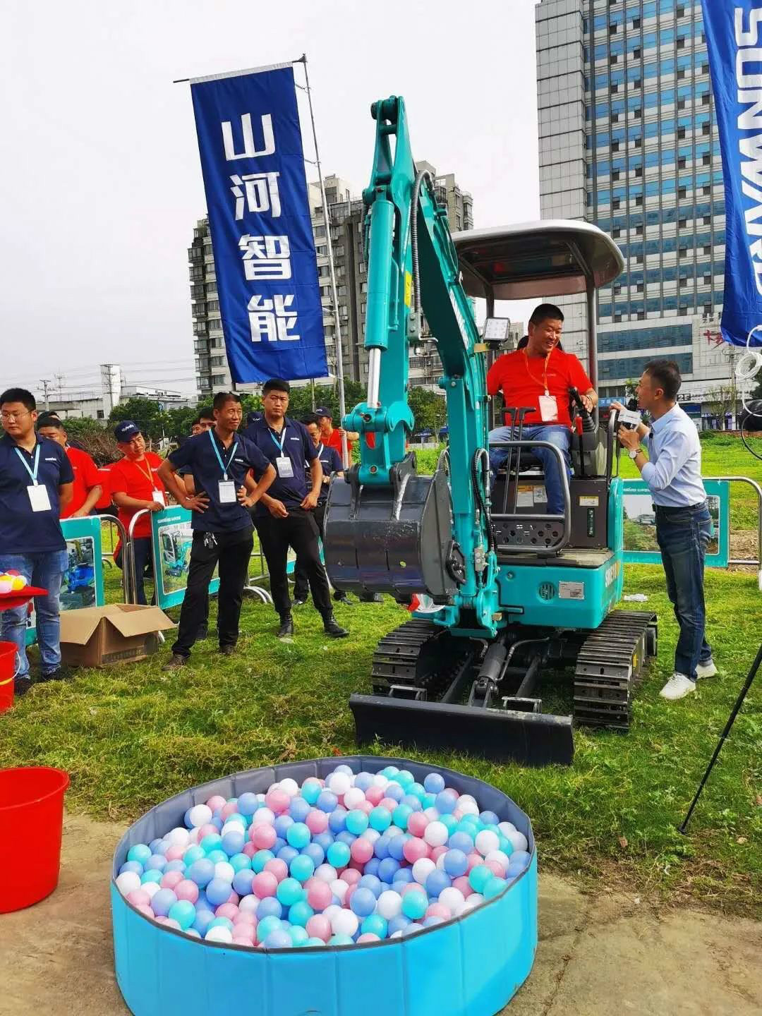 2020全球微挖大会 122cc太阳成智能精品微挖赢得满堂彩