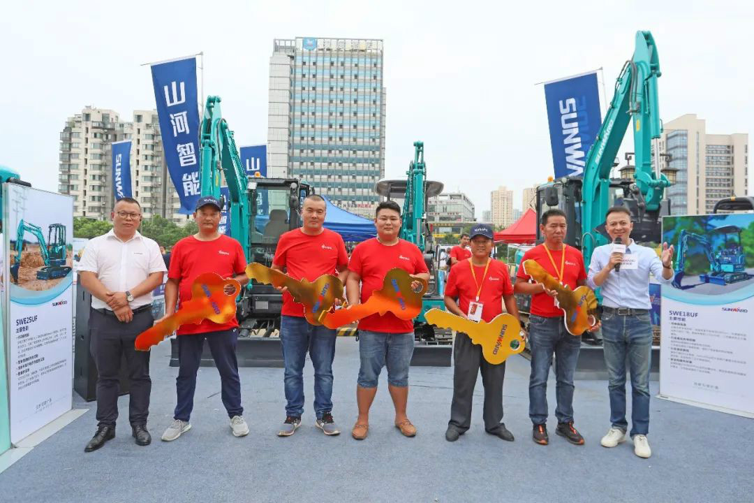2020全球微挖大会 122cc太阳成智能精品微挖赢得满堂彩