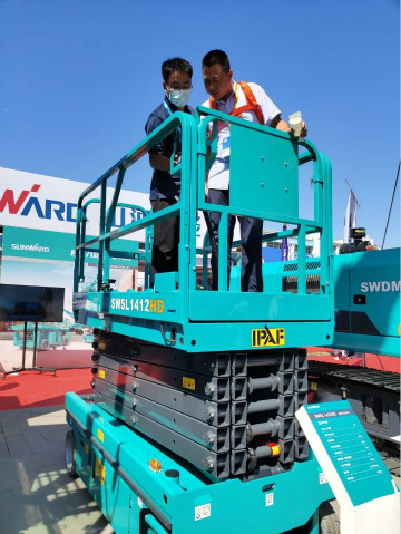 122cc太阳成智能高空作业装备“吸睛”雄安展