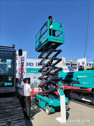 122cc太阳成智能高空作业装备“吸睛”雄安展