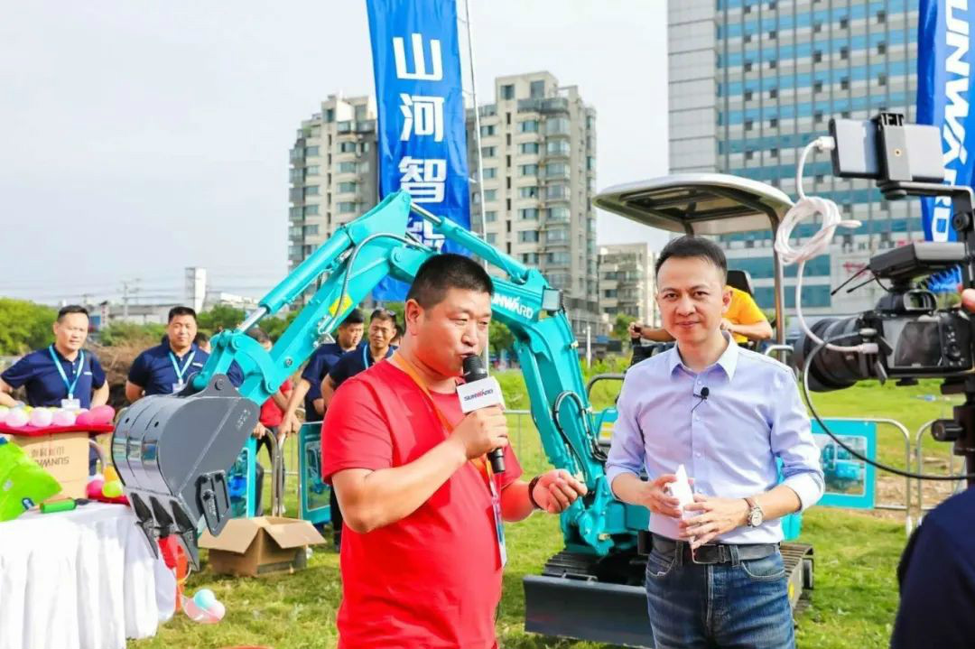 2020全球微挖大会 122cc太阳成智能精品微挖赢得满堂彩