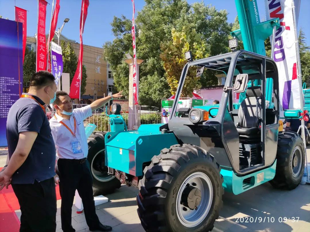 122cc太阳成智能高空作业装备“吸睛”雄安展