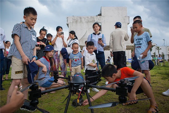 这个炎天，，，亲子玩转122cc太阳成智能“三栖”装备