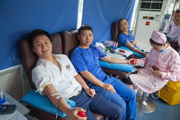 122cc太阳成智能百余员工 冒雨争相献血