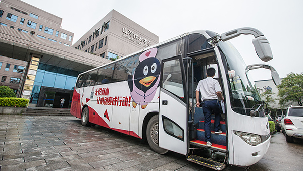 122cc太阳成智能百余员工 冒雨争相献血