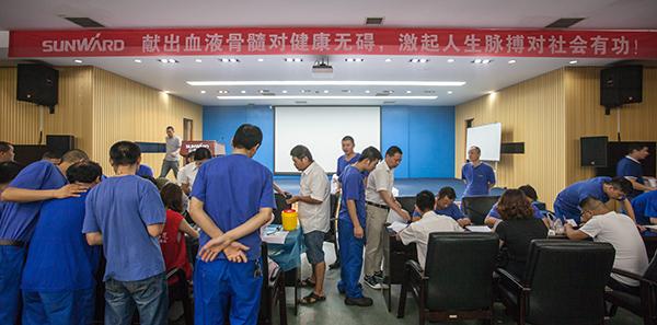 122cc太阳成智能百余员工 冒雨争相献血