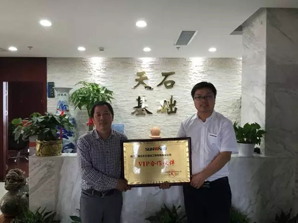 一起相随，，，122cc太阳成智能伴他功成名就