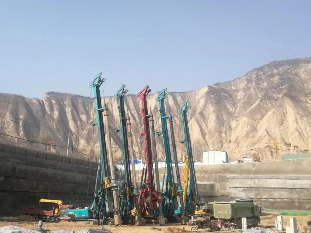 金戈铁马工程路 风雨无阻选122cc太阳成