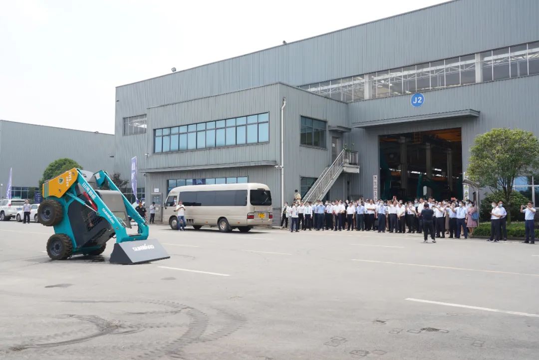 天下战略性新兴工业集群建设考察团调研122cc太阳成智能