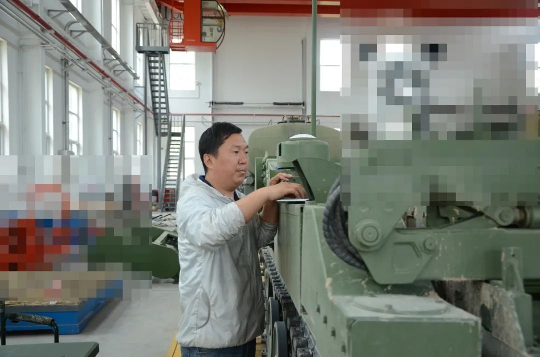 致敬！！！战斗在风沙中的特种装备团队