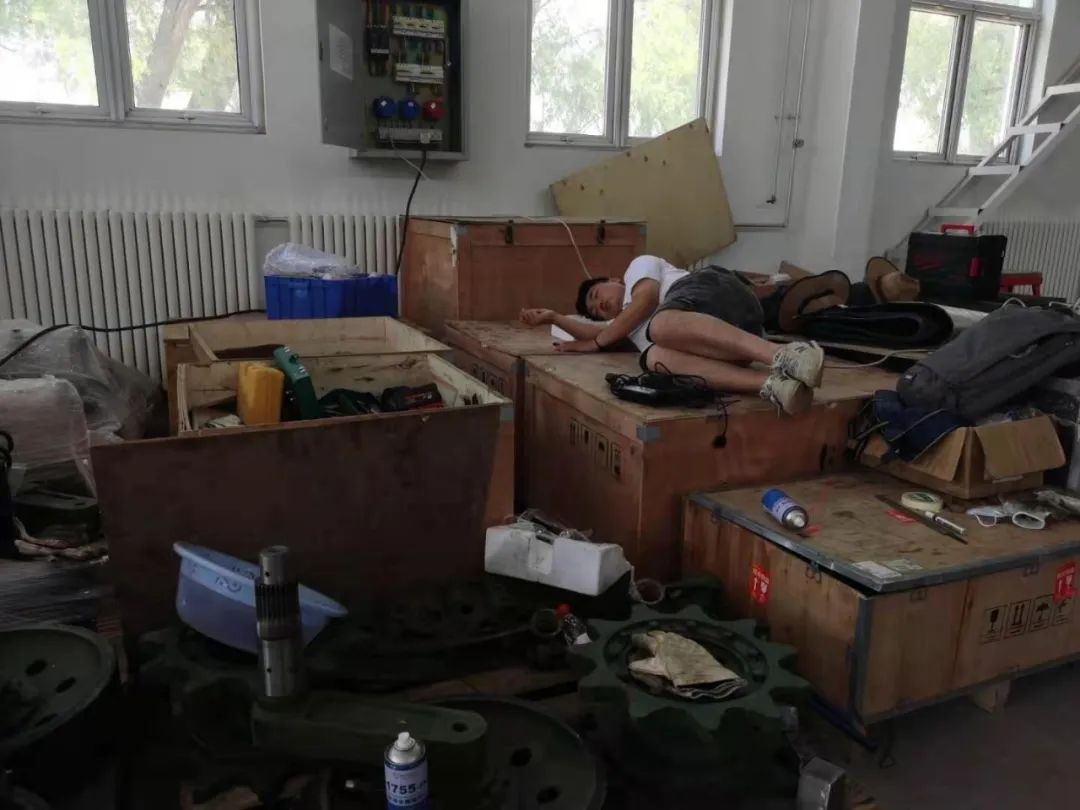 致敬！！！战斗在风沙中的特种装备团队