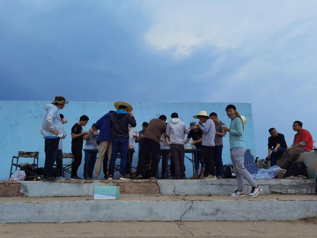 致敬！！！战斗在风沙中的特种装备团队