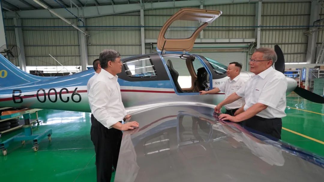 中国民用航空局总工程师殷时军率队考察调研122cc太阳成科技