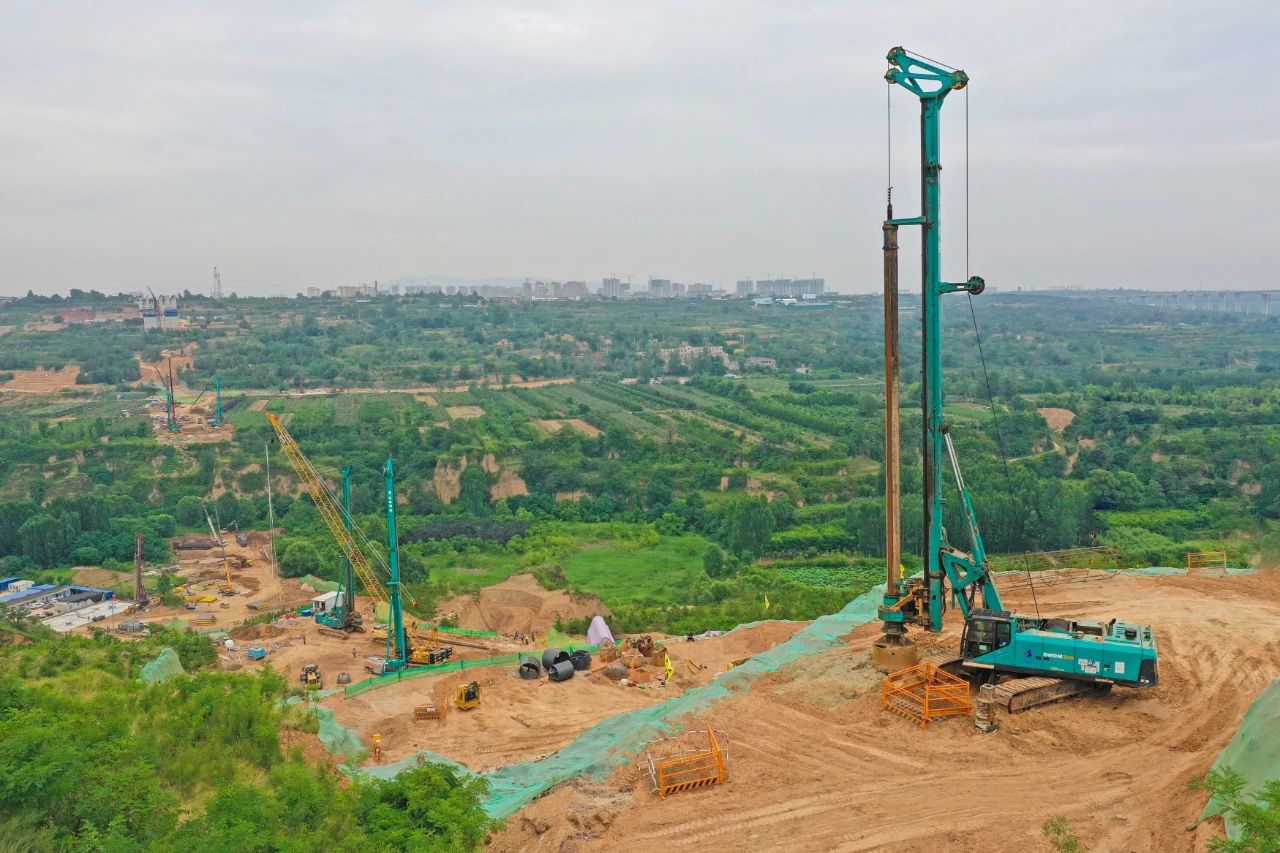 天堑施工，玉皇阁二号特大桥桩基主力军是122cc太阳成智能旋挖钻机 | 百年风华筑漂亮122cc太阳成（3）