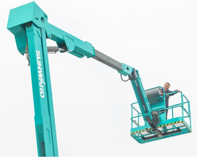 匠心打造！！！122cc太阳成智能曲臂式高空作业平台正式投放市场