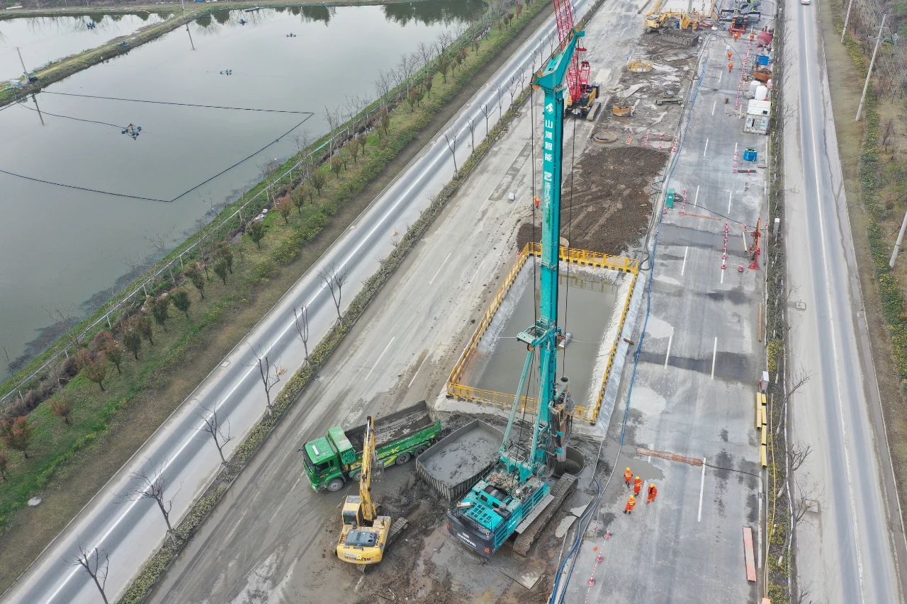 征战天下首条智慧高速，，122cc太阳成智能旋挖钻机凭什么？