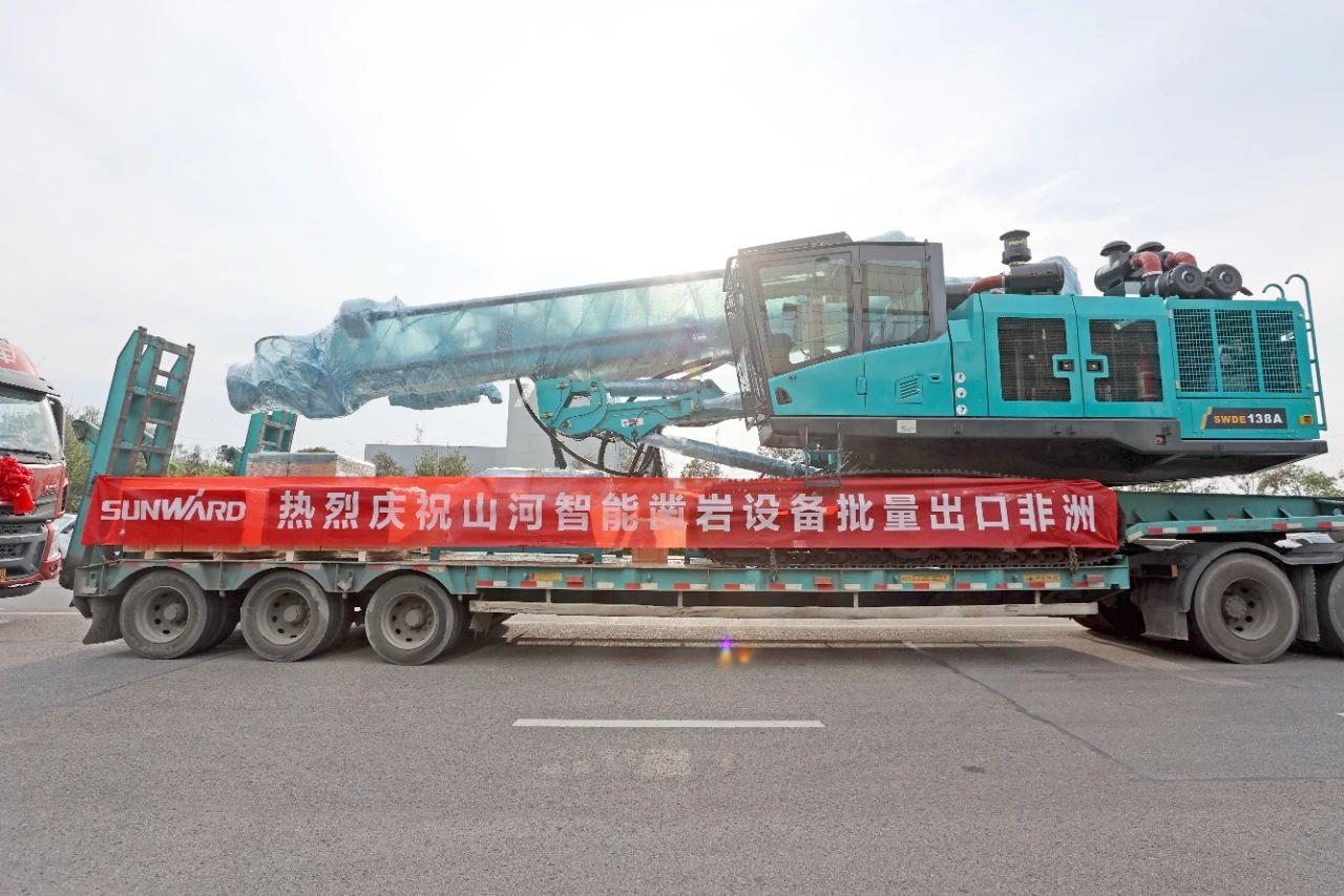 批量出口非洲！122cc太阳成智能一体化潜孔钻机助力“一带一起”建设