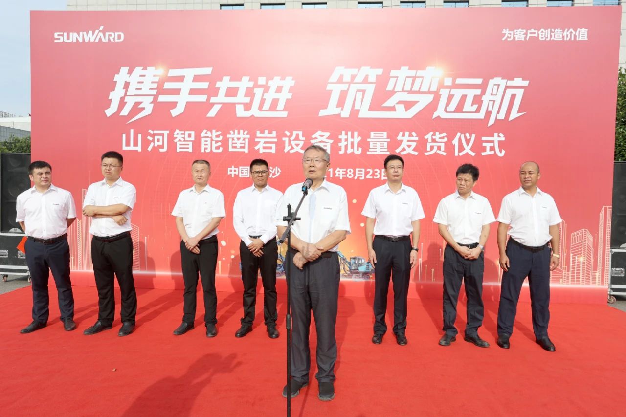 批量出口非洲！122cc太阳成智能一体化潜孔钻机助力“一带一起”建设