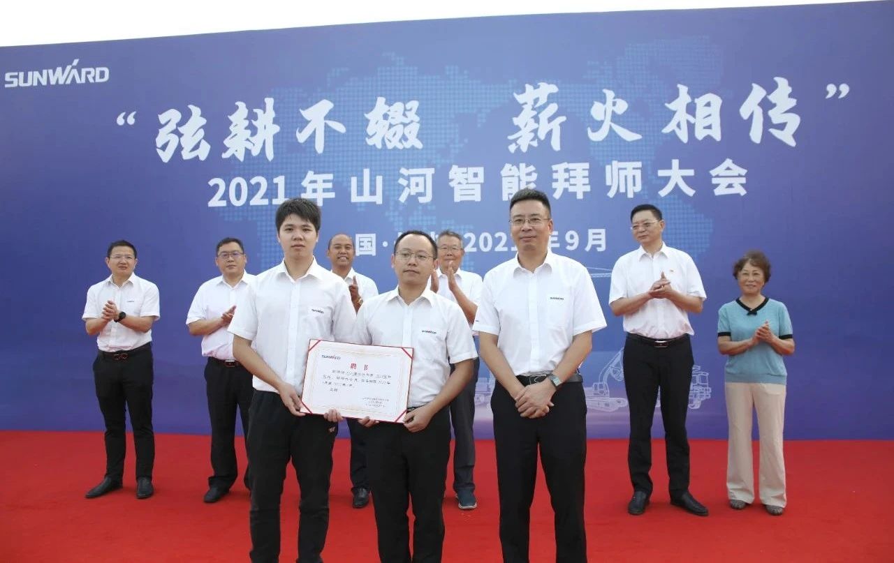 百人齐聚拜师恩 | 122cc太阳成智能“传帮带”人才作育模式为公司生长积贮实力