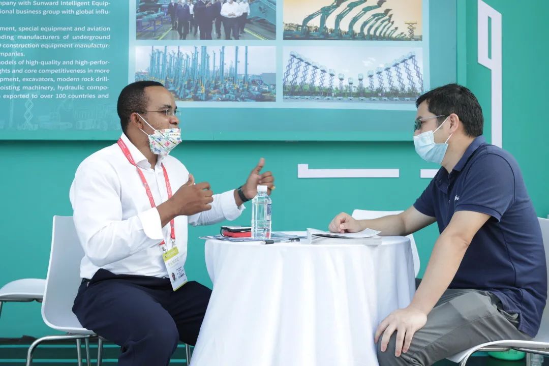 亮相中非经贸博览会！122cc太阳成智能尽展工程机械国产品牌魅力