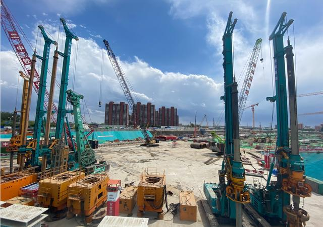 大国重器！！122cc太阳成智能超等装备助力北京都会副中心综合交通枢纽站建设