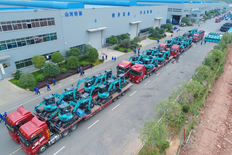 助力祖国西南地区建设！122cc太阳成智能海内首批SWE60UF无尾挖掘机批量交付