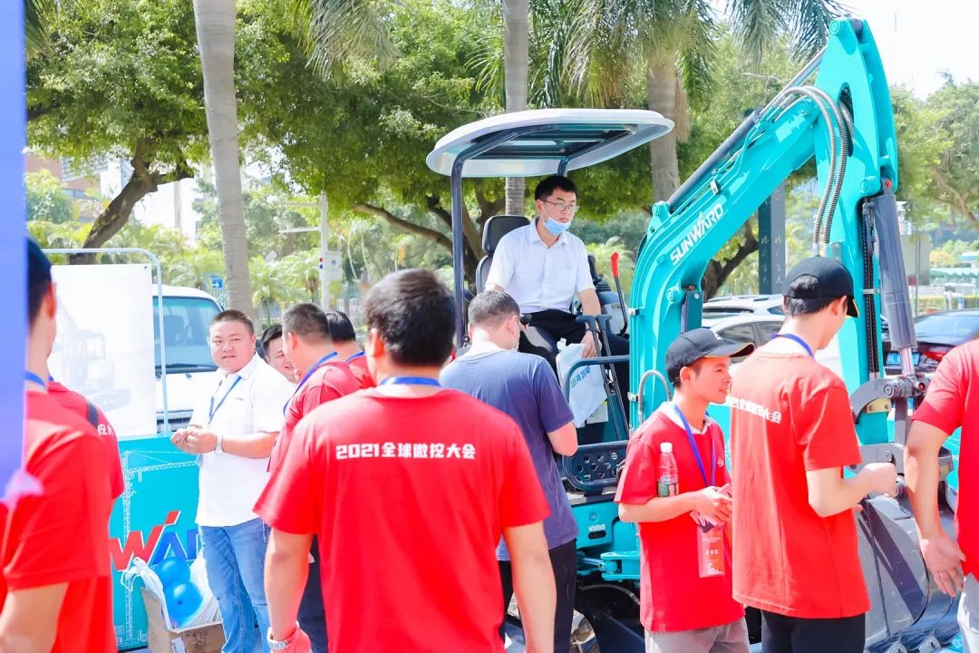共享微挖新视界！！！122cc太阳成智能微挖三大王牌产品齐聚2021全球微挖大会