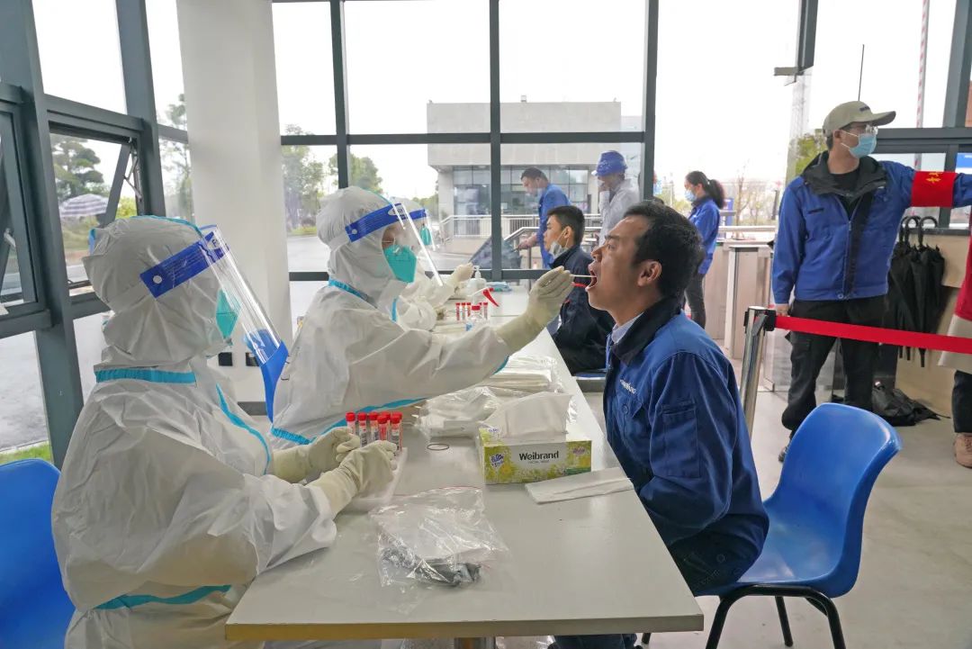 采样完成率近100%！！122cc太阳成智能第一时间开展全员核酸检测，，包管清静生产