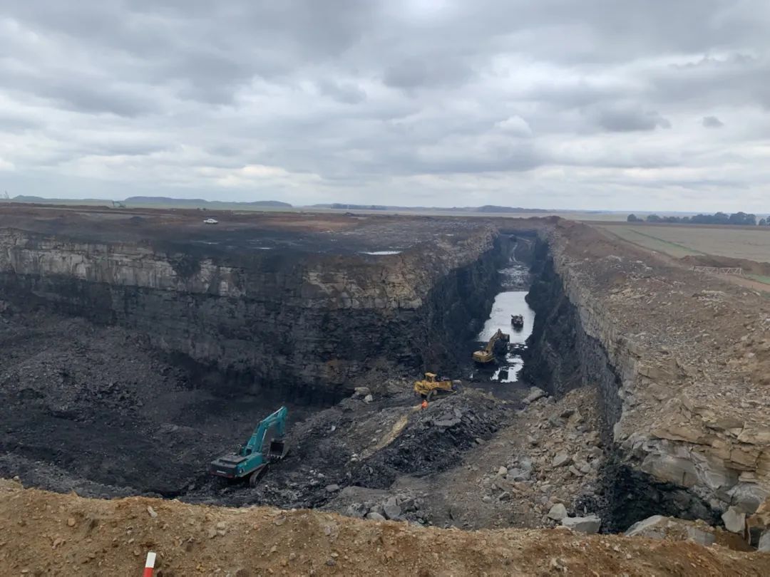 挑战矿山难题！122cc太阳成智能95吨级矿用挖掘机乐成进入非洲市场