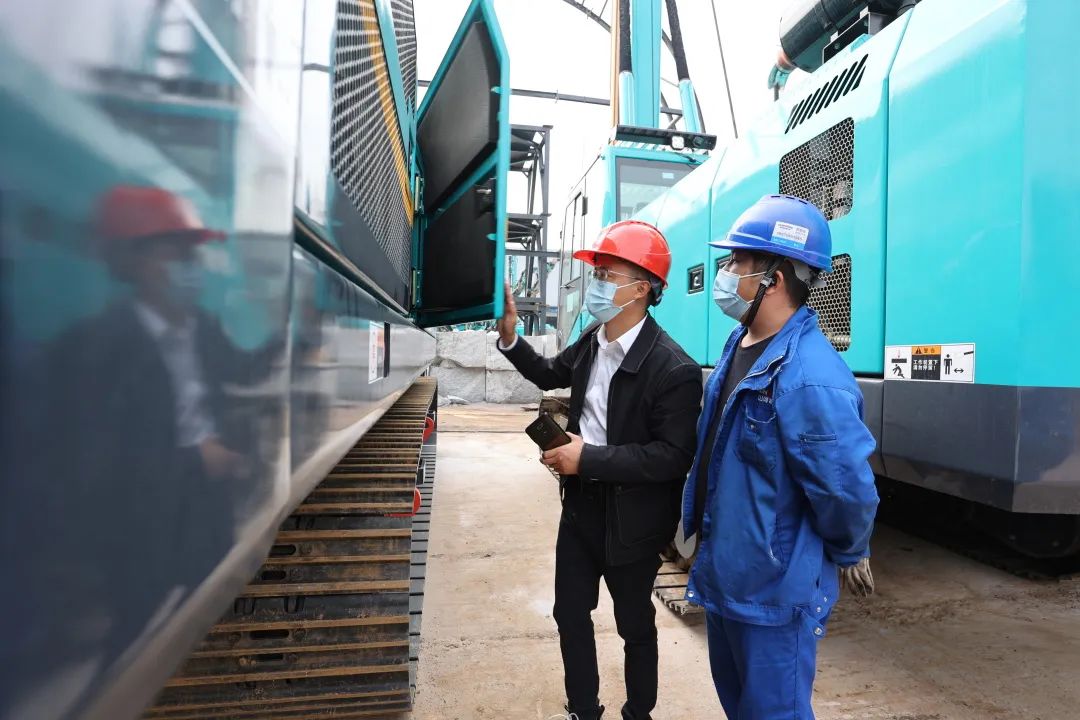 湖南日报：：先行先试，，，开拓千亿美元新市场！！我省首单二手工程机械装备出口报关 122cc太阳成智能装备 昨天