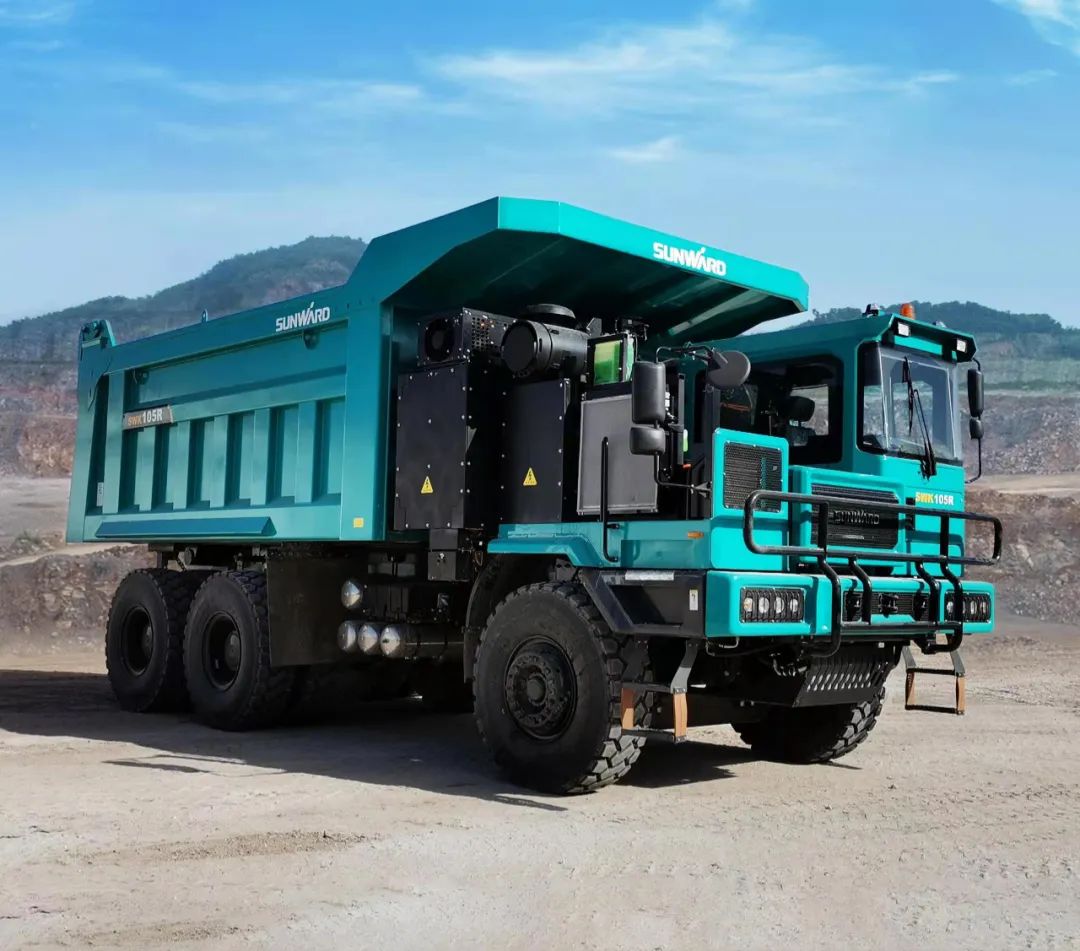 新能源，，长续航！122cc太阳成智能首台LNG增程式宽体矿卡下线交付