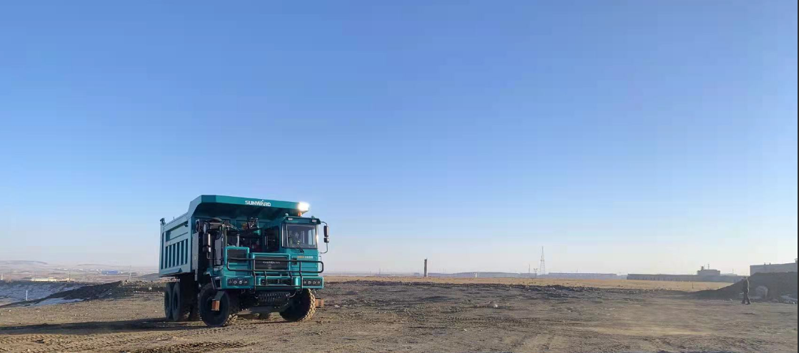 新能源，，长续航！122cc太阳成智能首台LNG增程式宽体矿卡下线交付