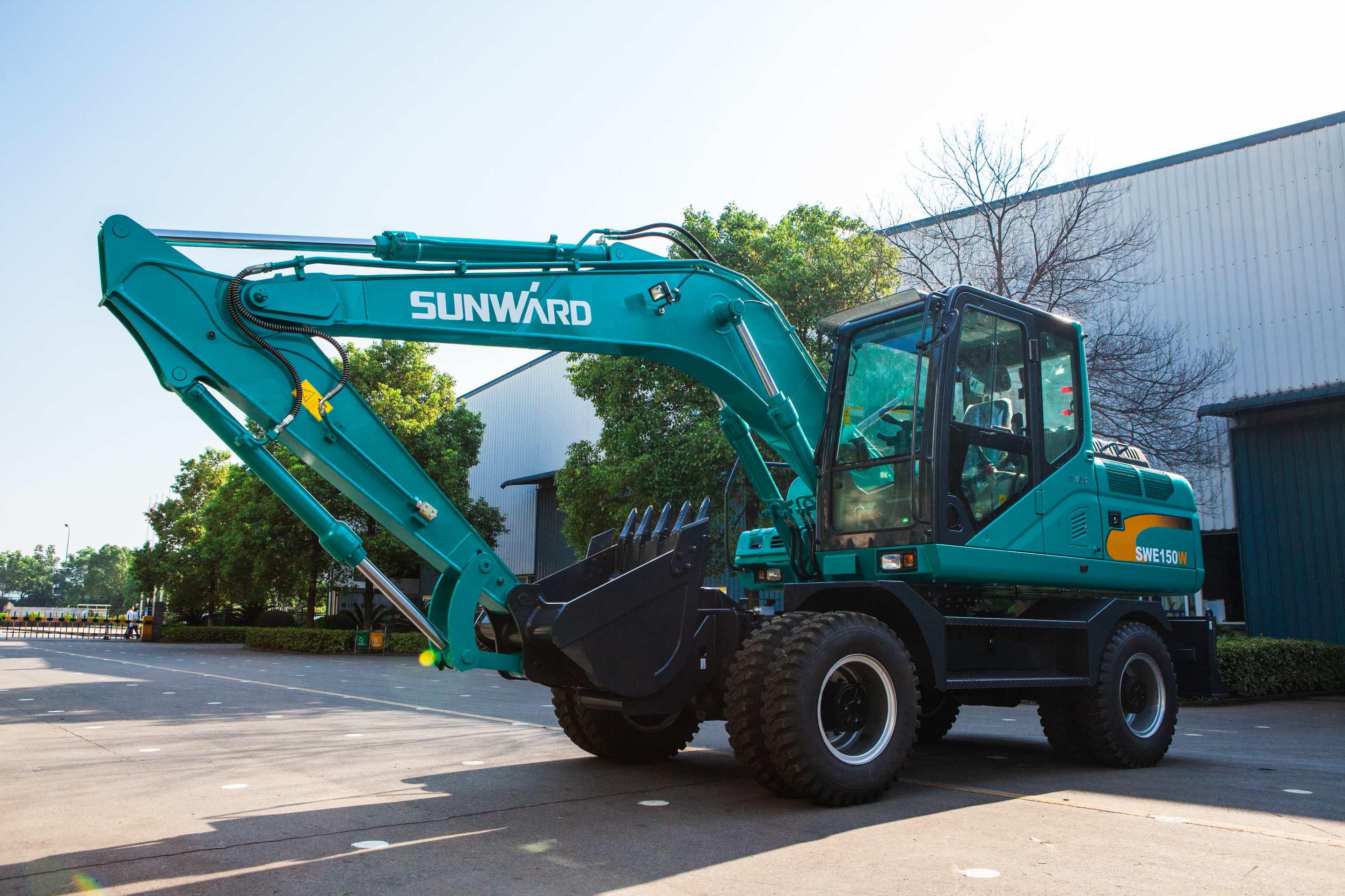 轮胎式挖掘机和履带式挖掘机，，你更看好哪个？？