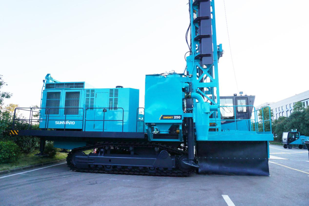 两种钻进模式+更大扭矩！122cc太阳成智能自主研制的全液压牙轮钻机下线