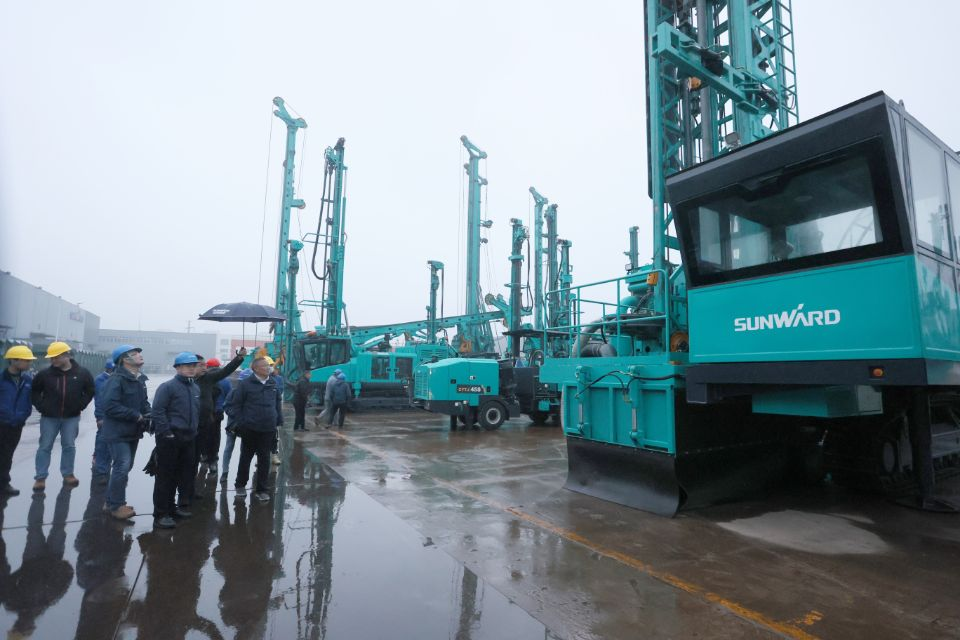 两种钻进模式+更大扭矩！122cc太阳成智能自主研制的全液压牙轮钻机下线