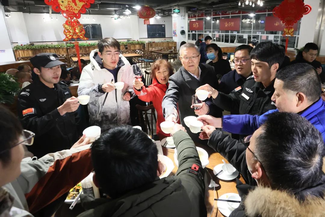 122cc太阳成智能董事长何清华与留厂员工一起过大年！！