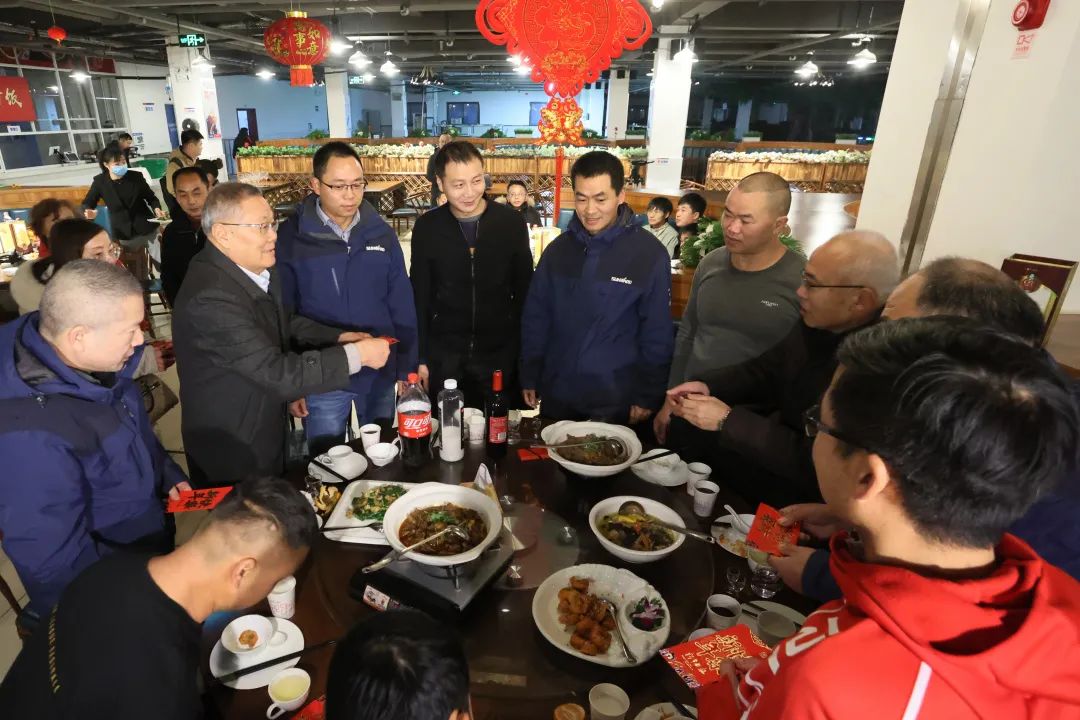 122cc太阳成智能董事长何清华与留厂员工一起过大年！！