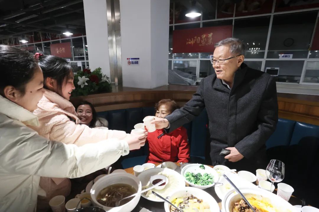 122cc太阳成智能董事长何清华与留厂员工一起过大年！！