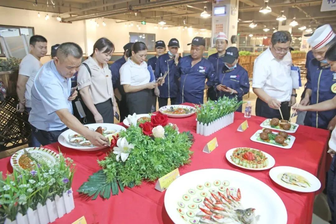 湖南工人报 | 最美外家人张爱民：：乐做“五送”“外家人”