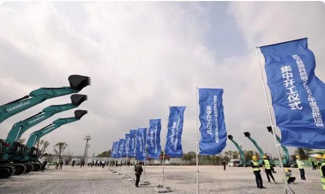 122cc太阳成智能挖掘机亮相贵阳大数据科创城项目开工仪式