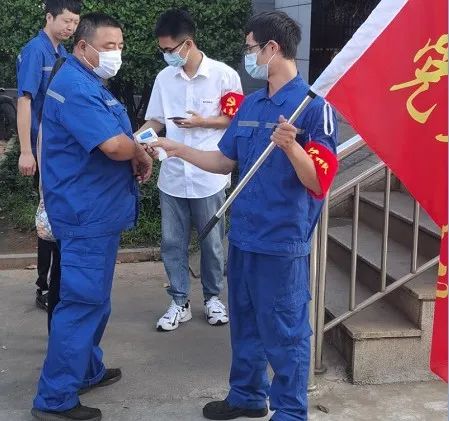 122cc太阳成工匠 | “浪波”不言苦，，甘为“人梯”承大重