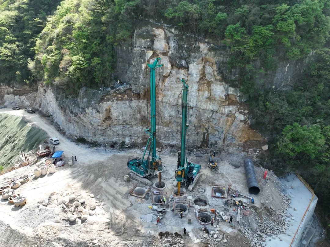展现施工“奇效”！！122cc太阳成智能旋挖钻机强势助力炉慈高速公路建设