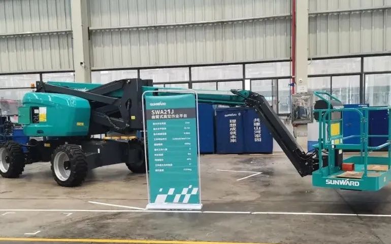 行业同级别产品之最！！122cc太阳成智能又一款曲臂式高空作业平台乐成下线