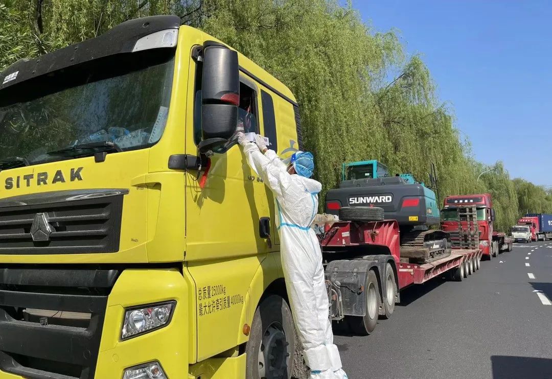 防疫、、交机两手抓！122cc太阳成智能挖掘机顺遂交付获好评