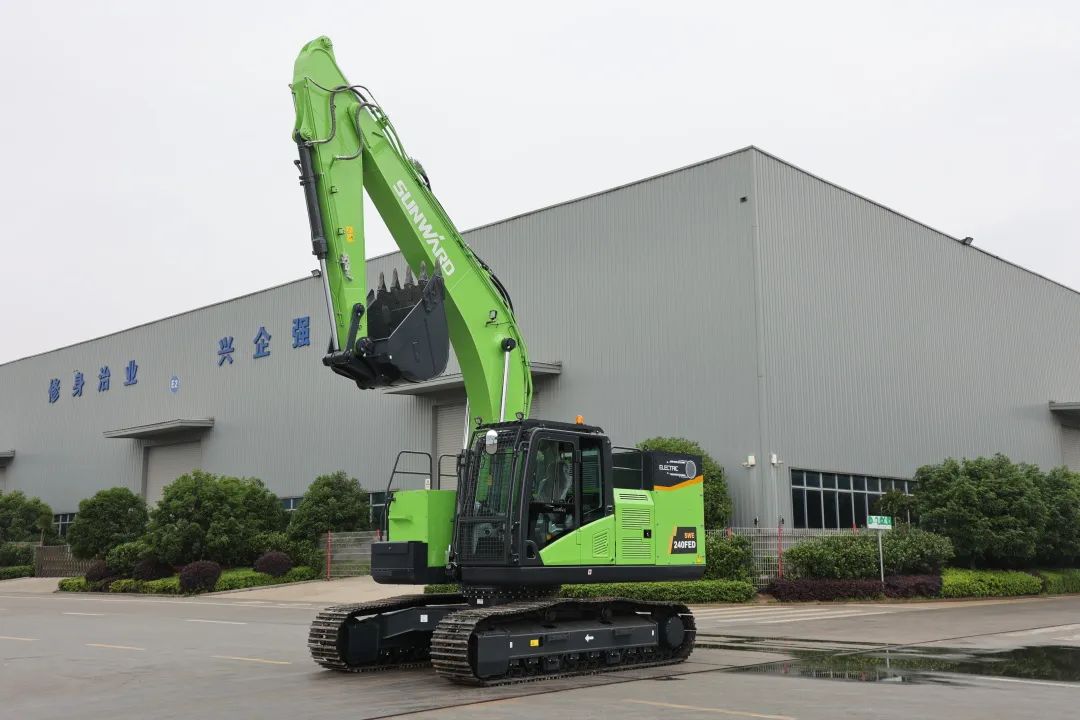 征战川藏铁路！！！122cc太阳成智能新一代电动挖掘机乐成交付